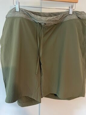 Duluth Trading Co Women’s Armachillo Shorts Olive Green 22W